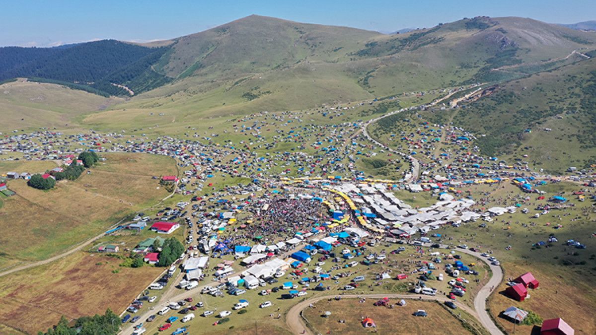 Hem türbesi, hem manzarası var: Bu yayla bulutlara komşuluk yapıyor! Turistler akın ediyor...