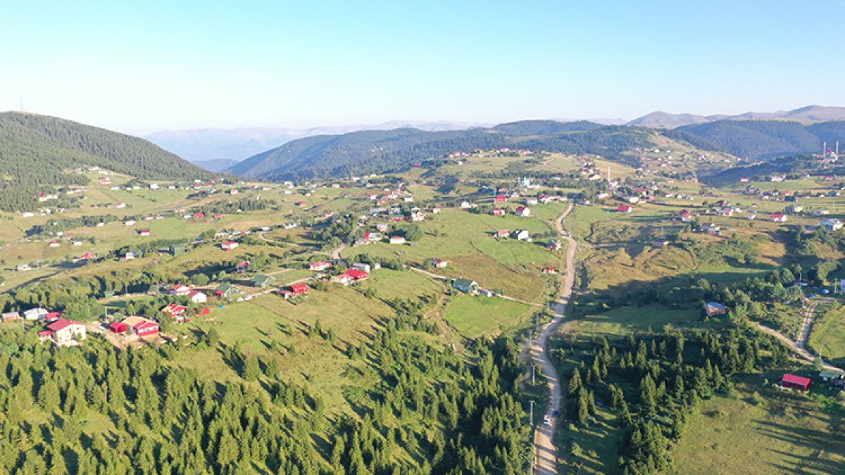 Hem türbesi, hem manzarası var: Bu yayla bulutlara komşuluk yapıyor! Turistler akın ediyor...