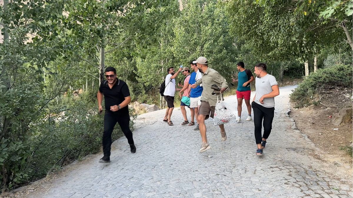 Nemrut Kalderası’nda ayılar hem yüzdü hem piknikçilere 'misafir' oldu