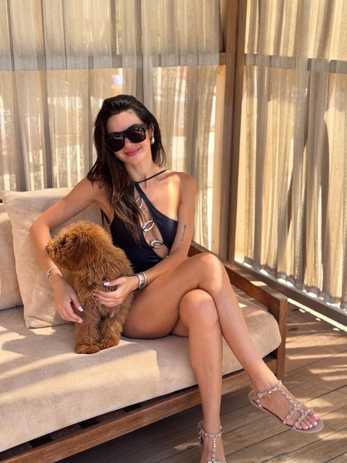 Nesrin Cavadzade köpeğiyle tatilde! Bodrum pozlarını yayınladı