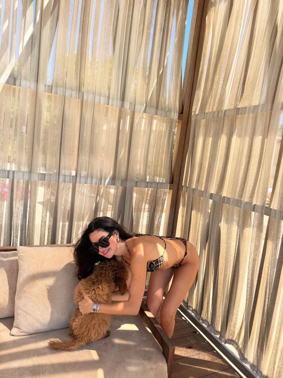 Nesrin Cavadzade köpeğiyle tatilde! Bodrum pozlarını yayınladı