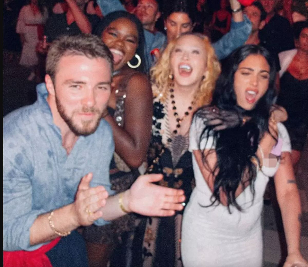 Madonna'dan dikkat çeken paylaşım! Yanlışlıkla kızının göğsünü açtı