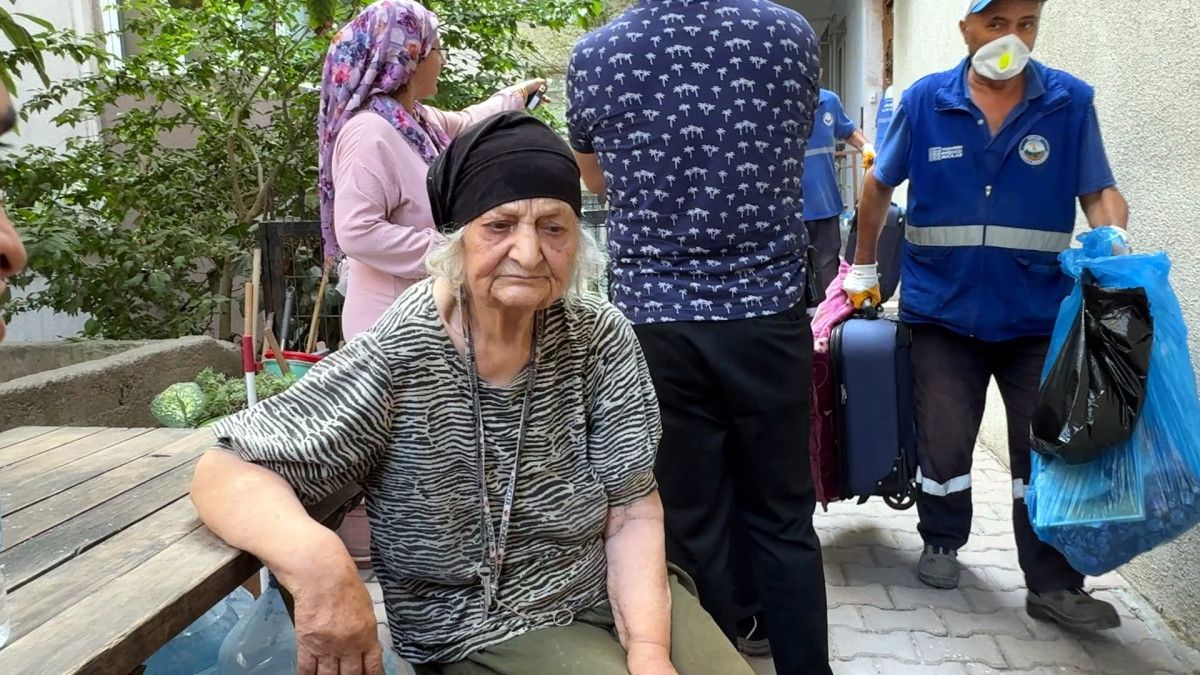 İstanbul'da çöp evden 12 kamyonet eşya çıktı