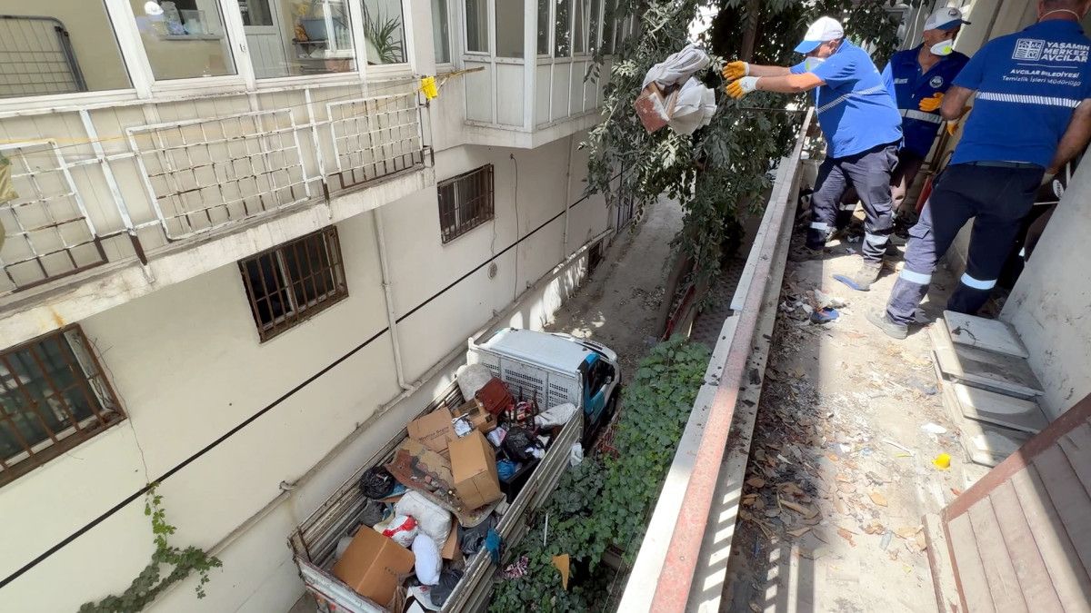 İstanbul'da çöp evden 12 kamyonet eşya çıktı