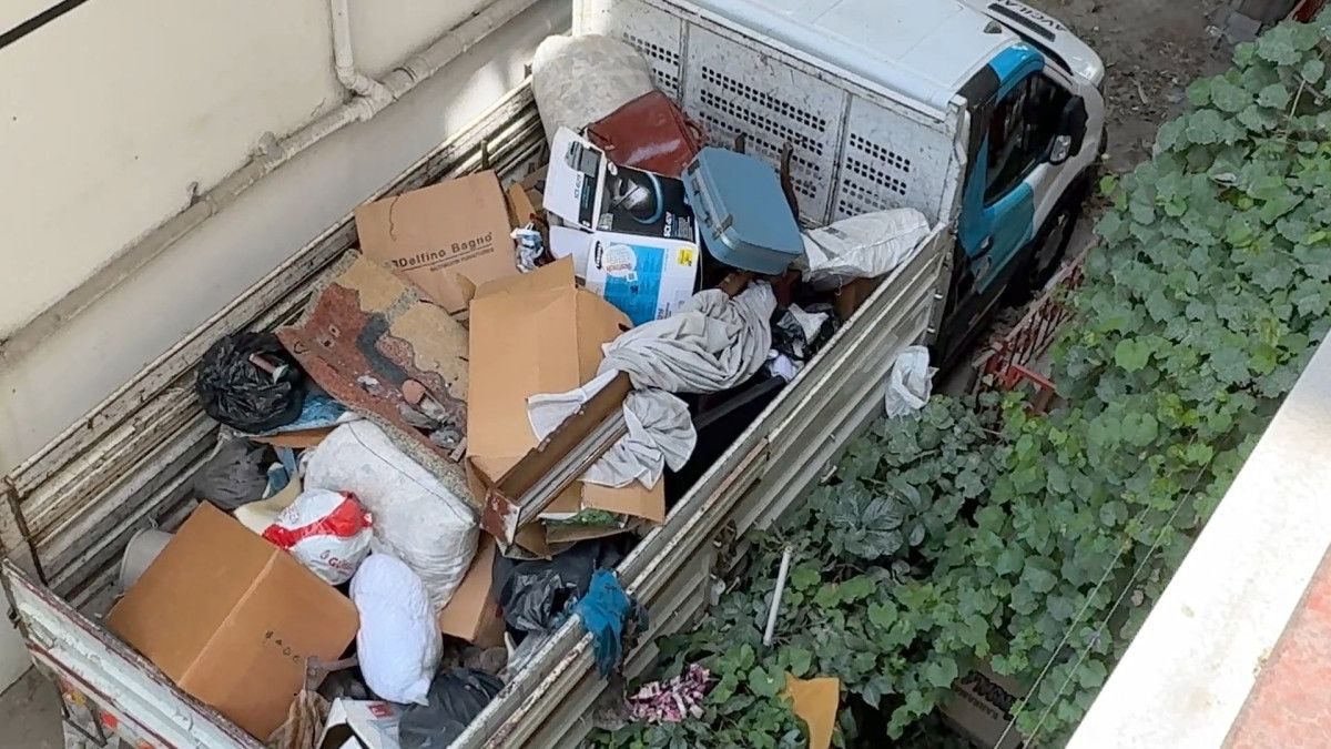 İstanbul'da çöp evden 12 kamyonet eşya çıktı