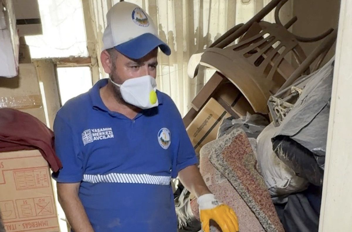 İstanbul'da çöp evden 12 kamyonet eşya çıktı