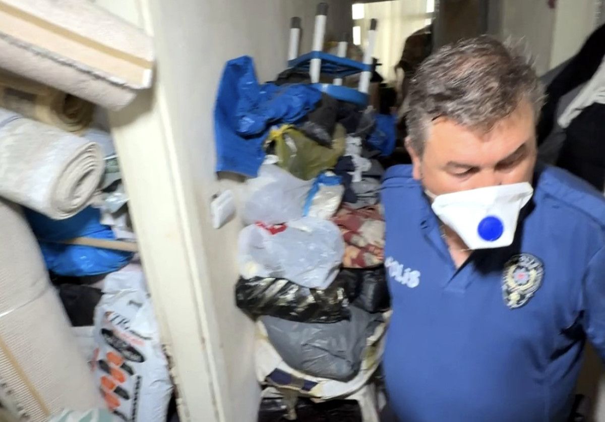 İstanbul'da çöp evden 12 kamyonet eşya çıktı