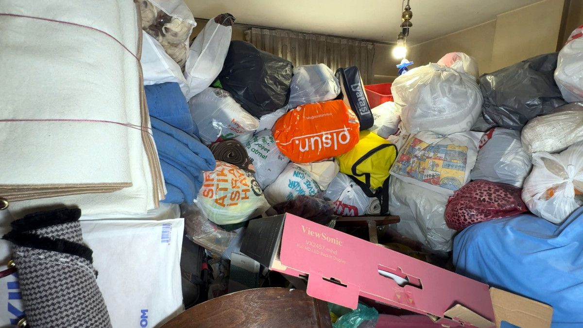 İstanbul'da çöp evden 12 kamyonet eşya çıktı