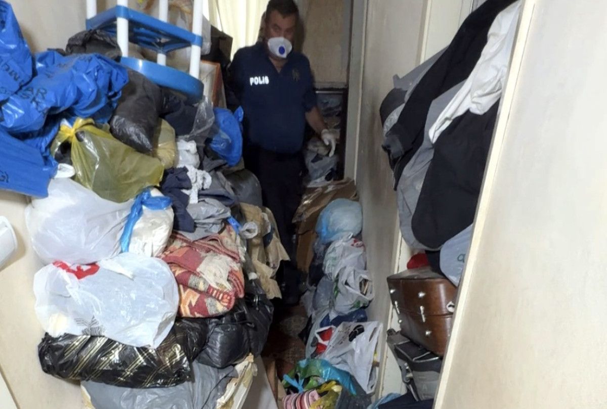 İstanbul'da çöp evden 12 kamyonet eşya çıktı