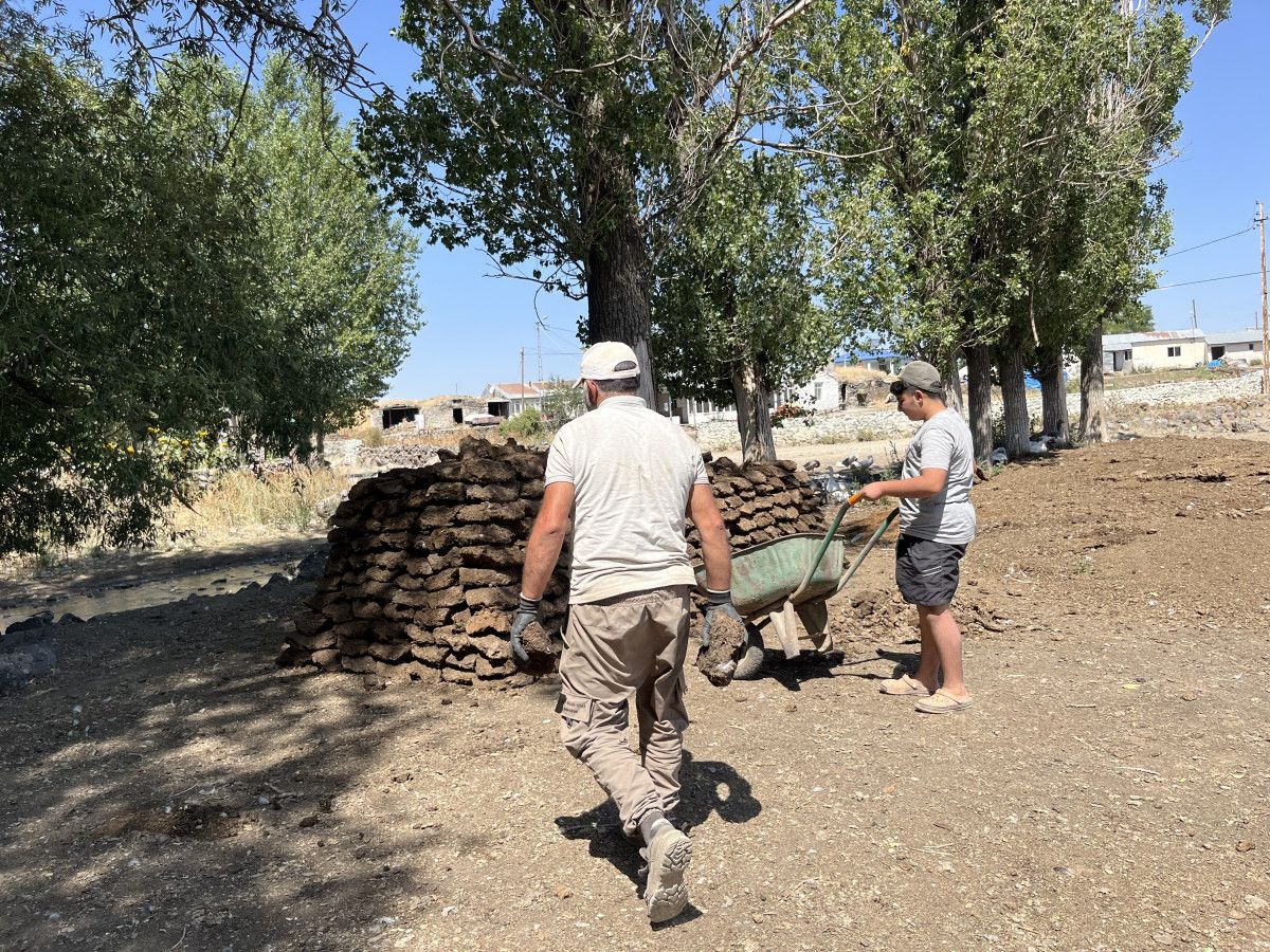 Kars köylülerinden eskimeyen gelenek: Tezek mesaisine başlandı
