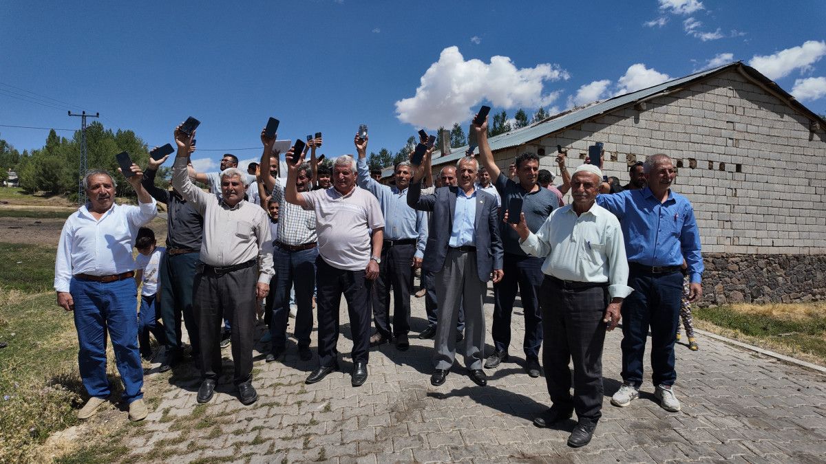 Mahallede Şebeke Sorunu: Telefonlar Çekmiyor, Çözüm Yetkilileri Bekliyor