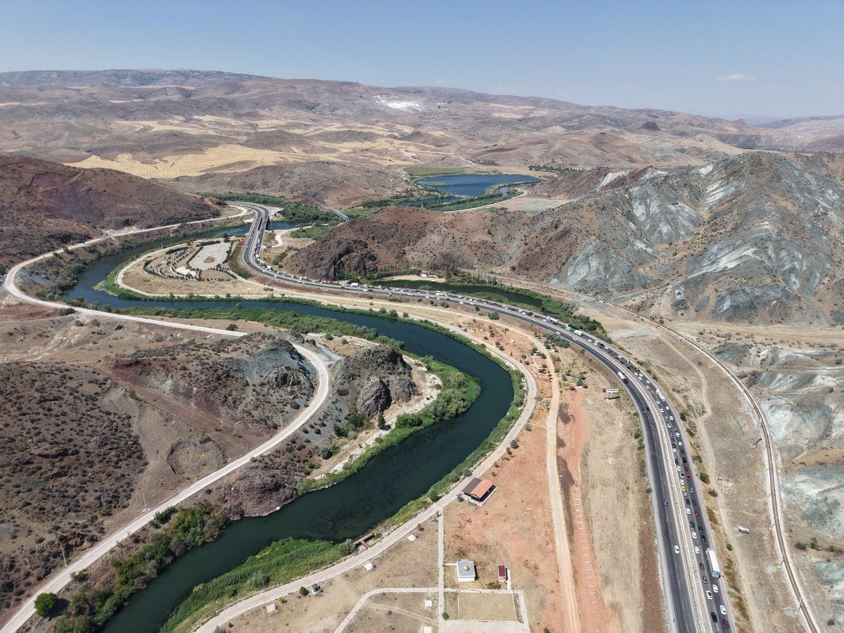 Kırıkkale'de 6 Kilometrelik Kuyruk: D200 Karayolunda Trafik Tek Şeride Düştü