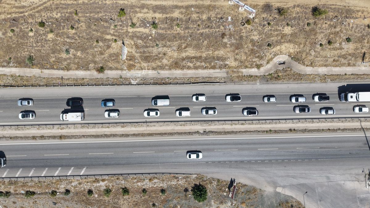 Kırıkkale'de 6 Kilometrelik Kuyruk: D200 Karayolunda Trafik Tek Şeride Düştü