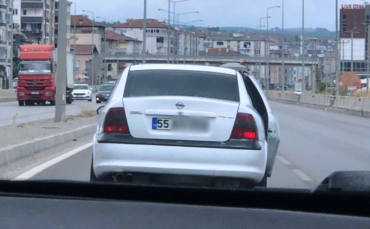 Samsun-Ankara Karayolunda Tehlikeli Yolculuk: Kapıları Açık Araca Yarış