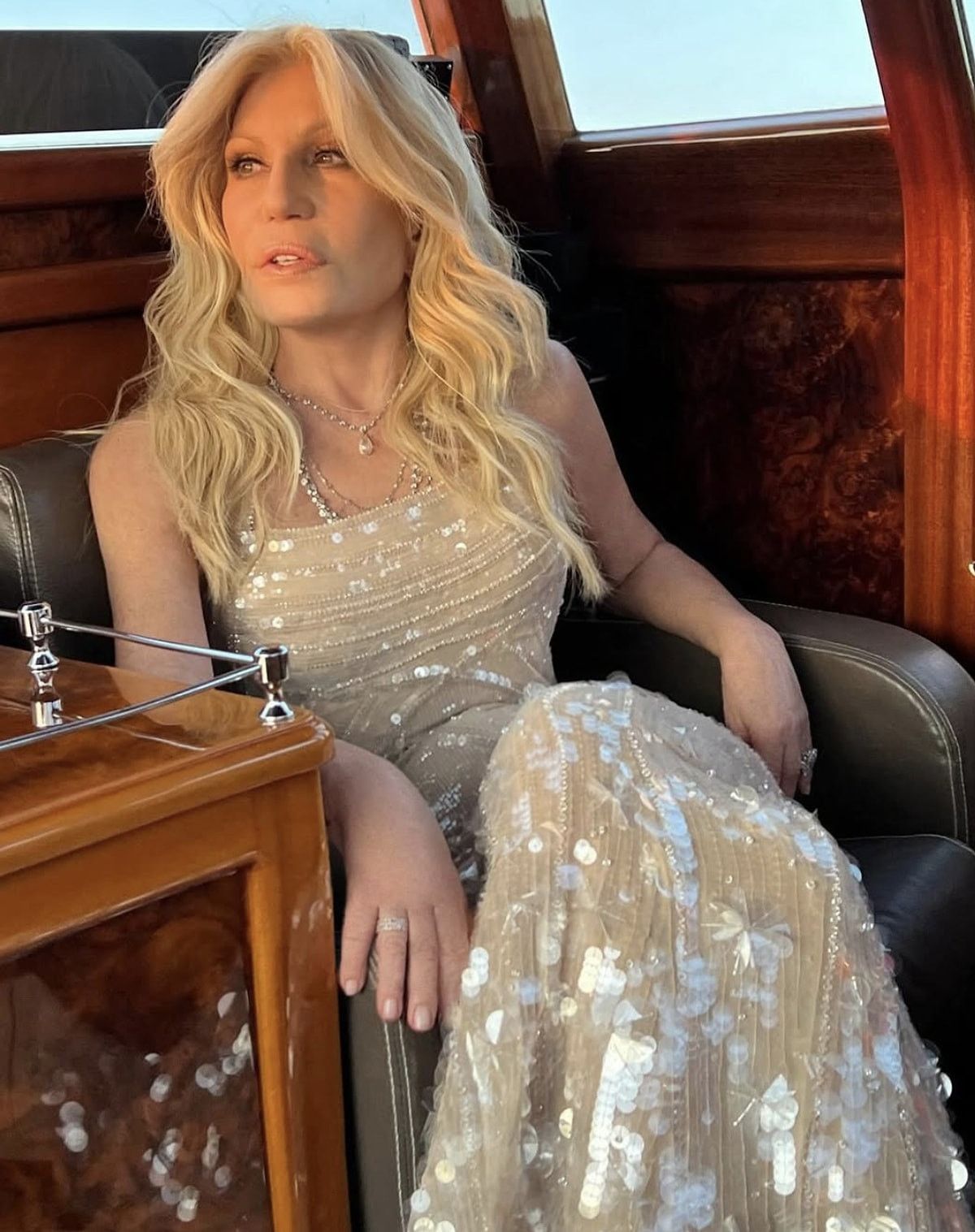 Versace’nin Yüzündeki Değişim: Doğallaşan İkonun Şaşırtan Yeni Görünümü