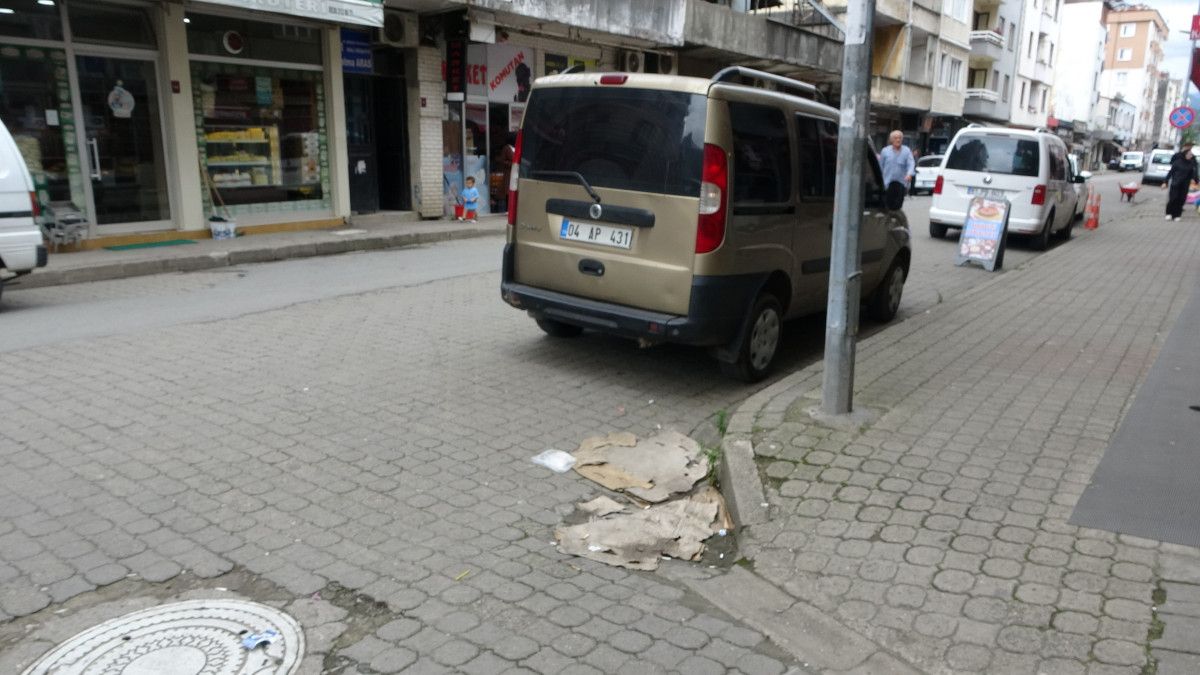 Beşikdüzü’nde Kanalizasyon Kokusuna Karşı Esnafın Kendiçi Çözüm Mücadelesi ve Yetkili Sorumluluk Analizi