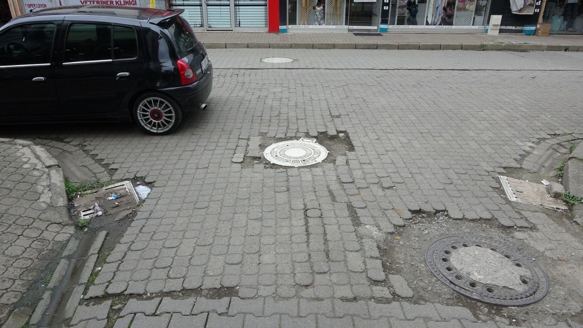 Beşikdüzü’nde Kanalizasyon Kokusuna Karşı Esnafın Kendiçi Çözüm Mücadelesi ve Yetkili Sorumluluk Analizi