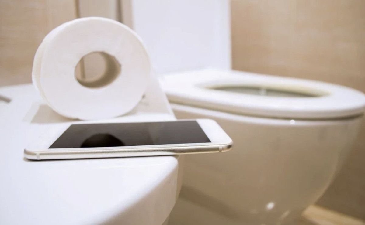 Tuvalette Akıllı Telefon Kullanımı Hemoroid Riskini Artırıyor: Klinikte Yeni Bulgular