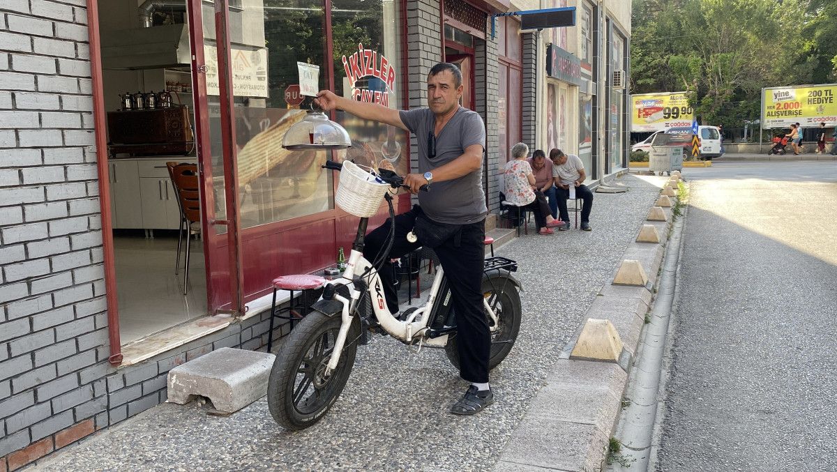 Elektrikli Bisikletle Servisi Hızlandıran Çay Evi: Karı-Koca Beceriyle Müthiş Dönüşüm