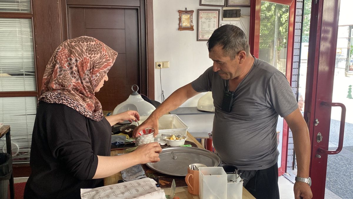 Elektrikli Bisikletle Servisi Hızlandıran Çay Evi: Karı-Koca Beceriyle Müthiş Dönüşüm