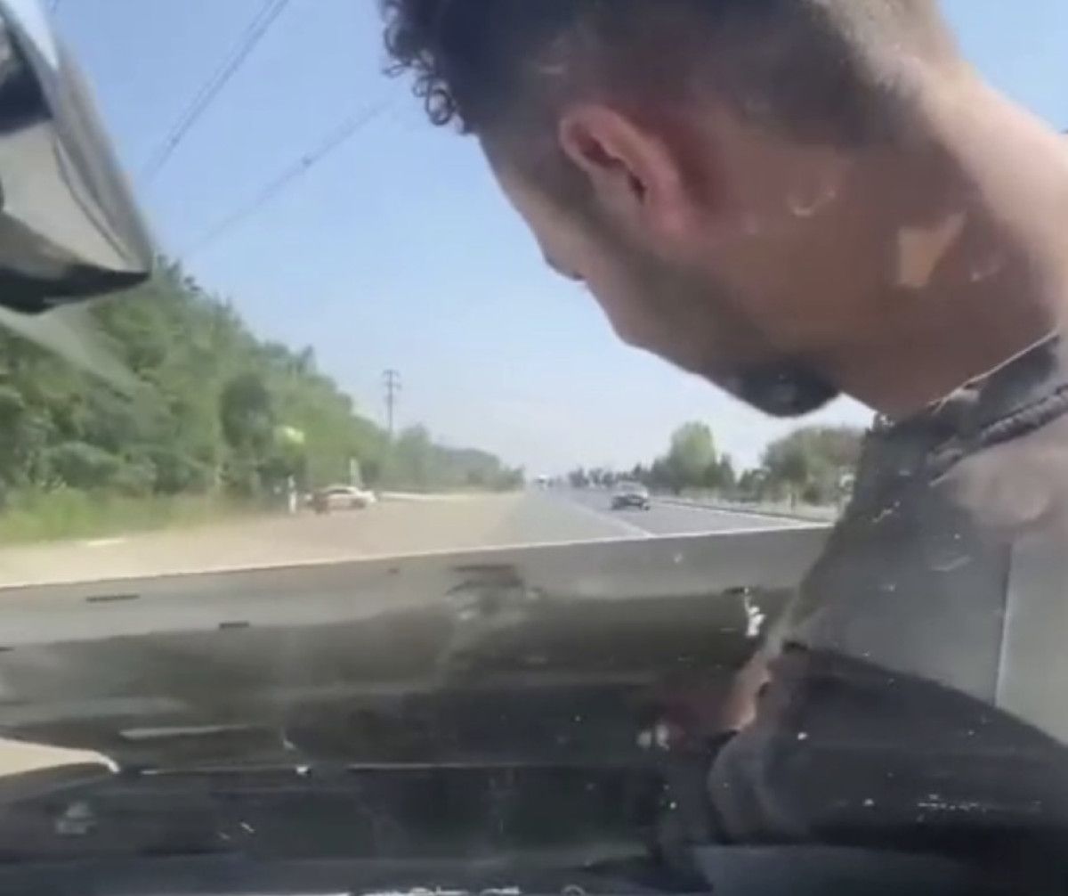Sürücü, Aracını Dinlemek İçin Motoruna Sessizce Usta Bindirdi: Kapalı Kapalı Yolculuk ve Polis Araştırması