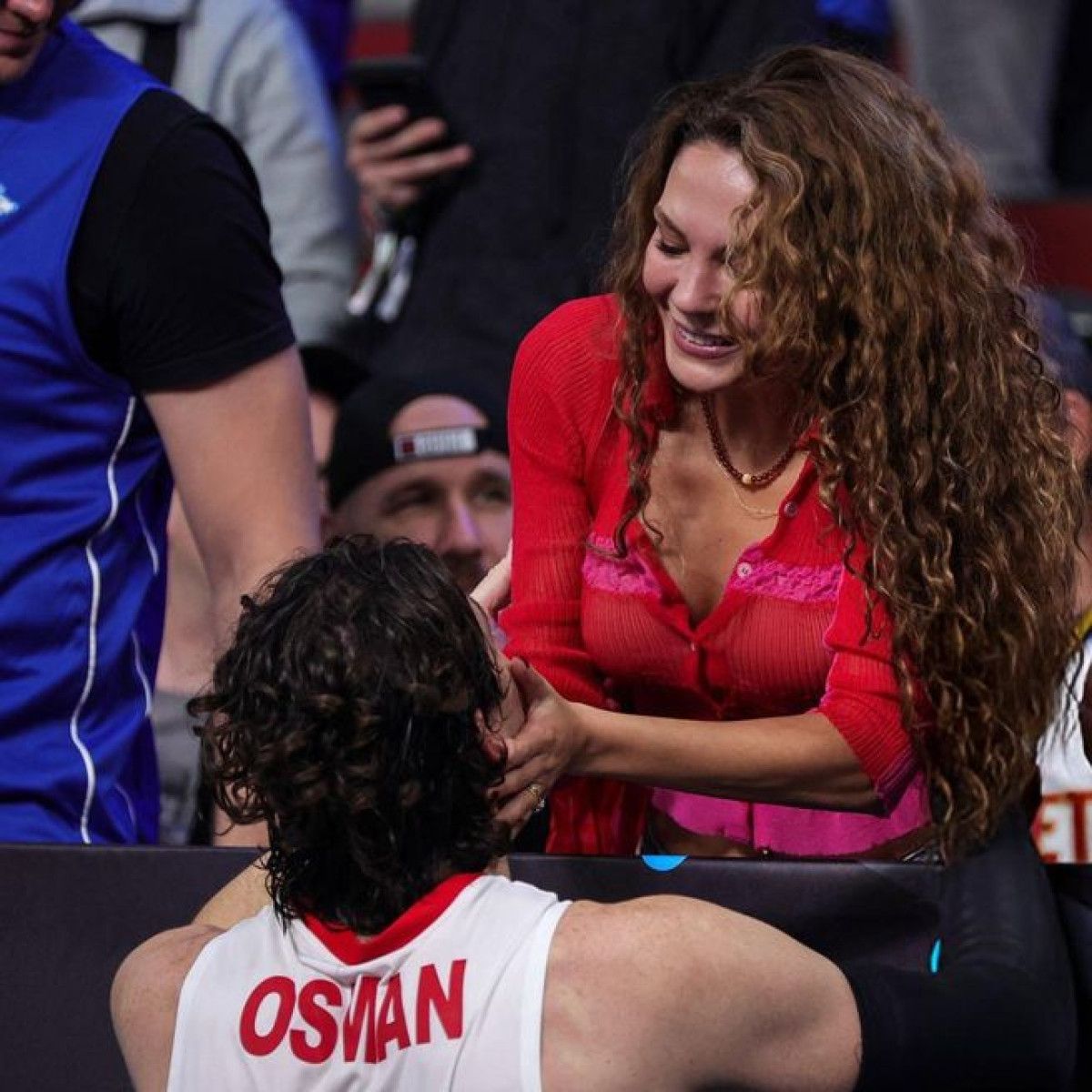 Türkiye, İsveç’i 85-79’iyle geçip çeyreğe yükseldi: Cedi Osman eşini tribünden öperek kutladı
