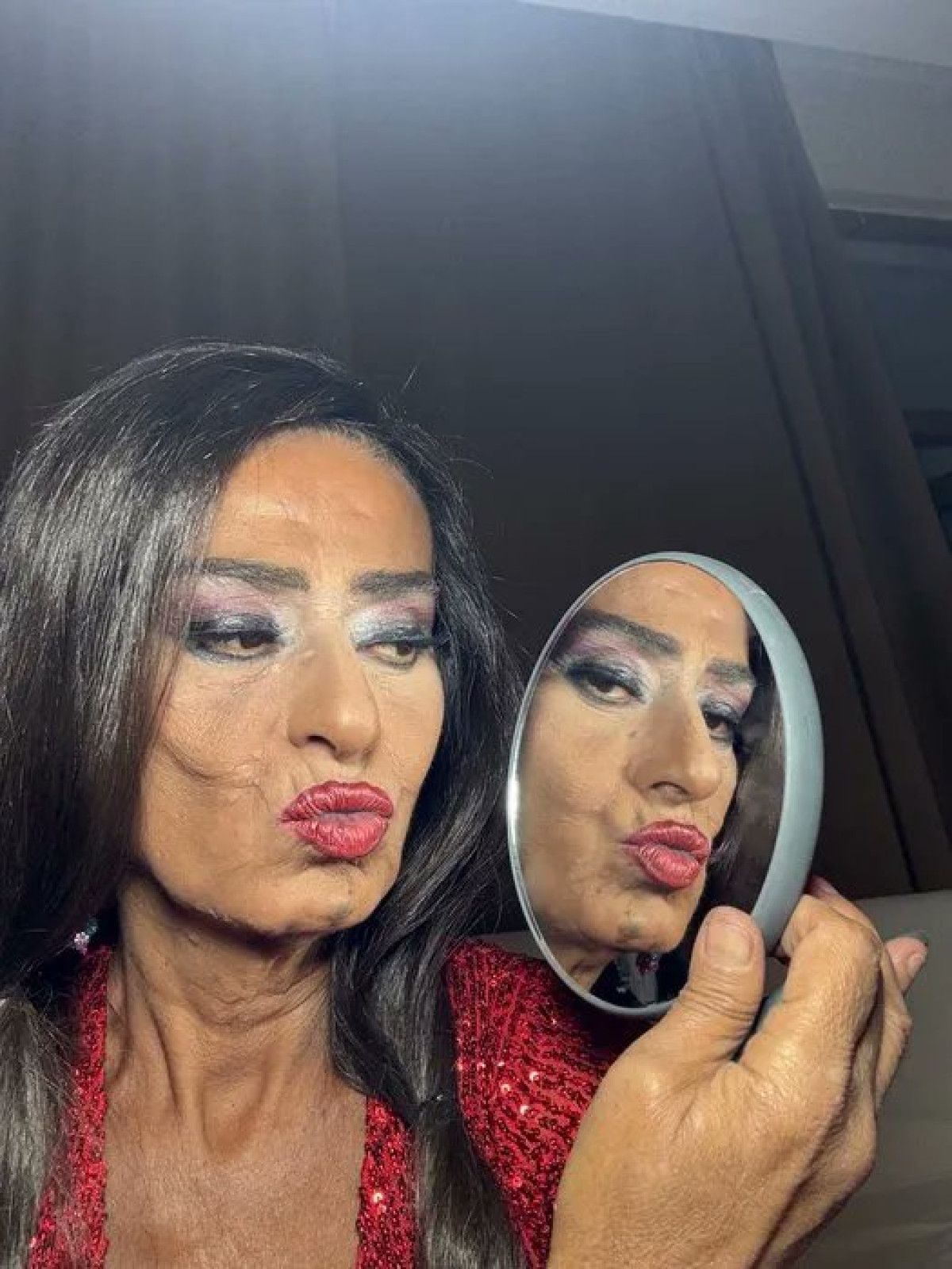 Yıldız Tilbe'nin Makyajı ve Hayranların Photoshop Tartışması: Filtresiz Anları Gündemde