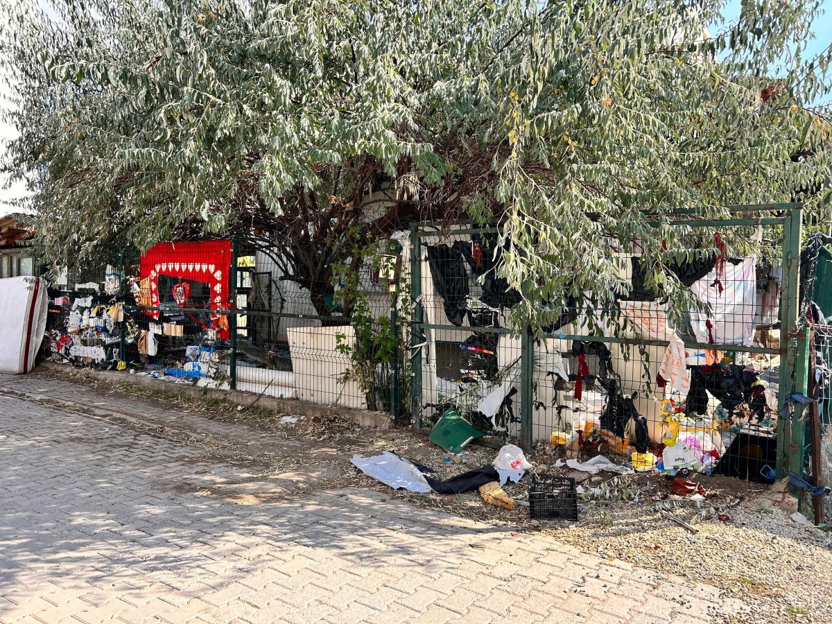 Derbent Sokak’taki Koku: Mahalle Sakinleri Çözüm İçin Yetkilileri Bekliyor