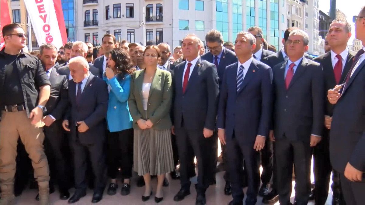 Özgür Özel, Taksim Cumhuriyet Anıtı önündeki törene katıldı