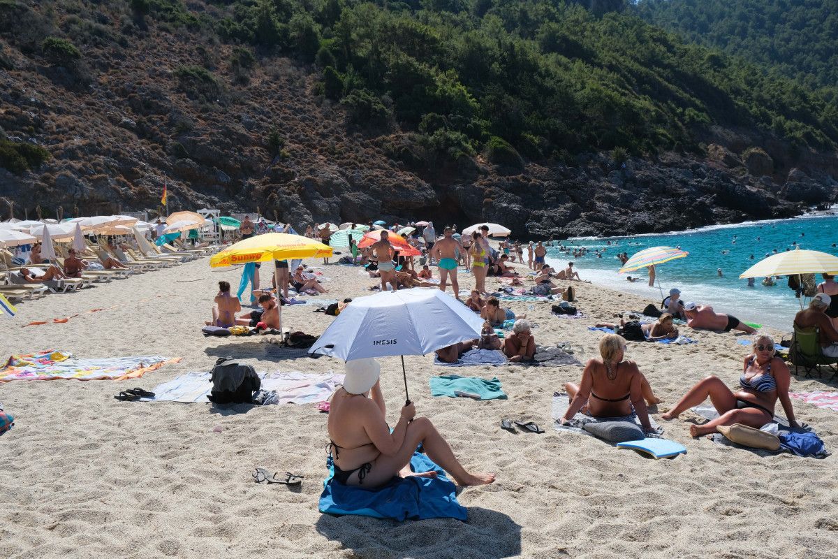 Antalya’da Sıcak Hava ve Plaj Yoğunluğu: Eylülün Sarı Yazı Şenliği