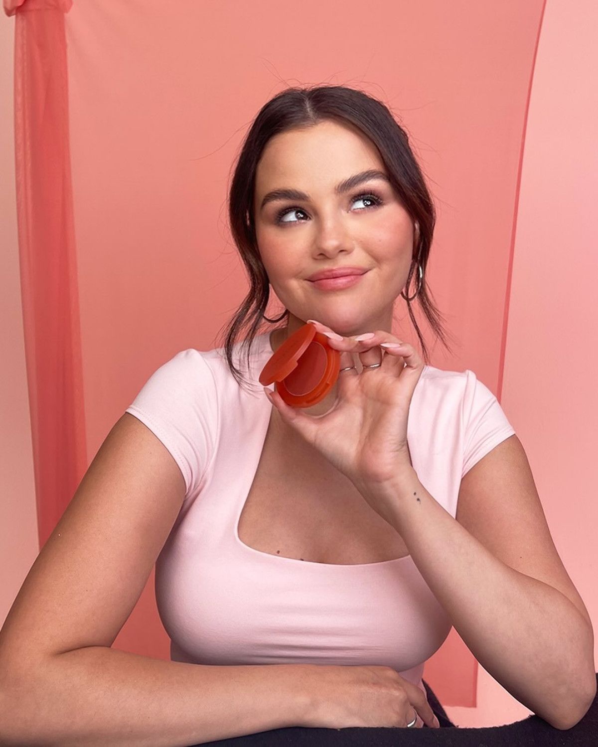 Selena Gomez: Aşk Dolu Günler ve Cesur Paylaşımlar - Gündemi Sallayan Görüntüler