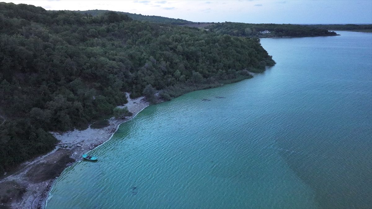 Terkos Barajı’nda Suyun Renk Değişimi ve Kıyıdaki Köpükler: Görüntüler Drone ile Kaydedildi