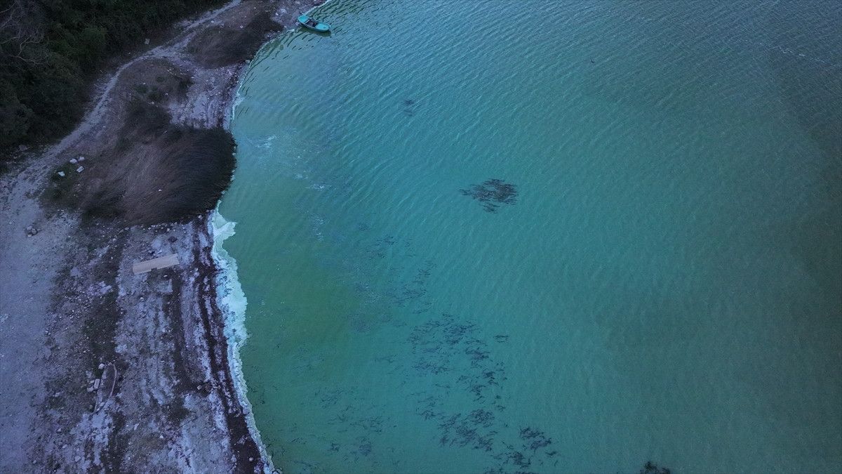 Terkos Barajı’nda Suyun Renk Değişimi ve Kıyıdaki Köpükler: Görüntüler Drone ile Kaydedildi