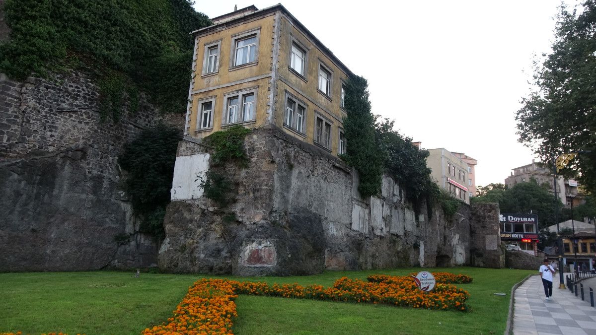 Sur ve Tarihi Evlerin Bütünleşen Dokusunda Kentsel Dönüşüm: Koruma ve Görsellik