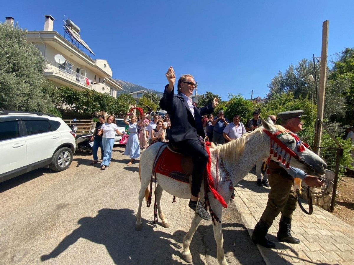 Ovacık’ta Geleneksel Düğün: At Üstünde Gelin Alma ve Mutlu Başlangıç