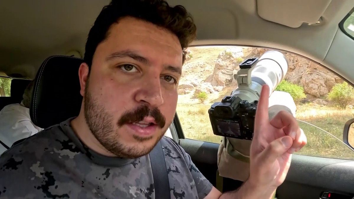 Türkiye’nin kuzeyindeki kayalık bölgelerde, yaban hayatını kayıt altına almak için çalışan Mustafa Aslan bu kez daha geniş bir kaleleşmenin içindeydi. Yaban hayatı fotoğrafçısı, yaklaşık 2 metre kanat açıklığına sahip olan Puhu’yu görüntülemeyi başardı ve izleyenleri büyüledi. Dudak uçuklatan bir başarıyla, bölgenin en büyük baykuşunu yakından gözler önüne serdi.