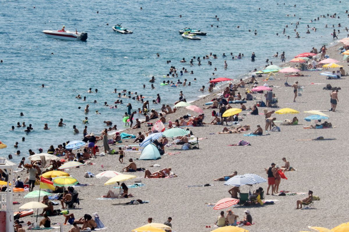 Antalya Yazı Kasım Sonuna Kadar Sürerken Konyaaltı'nda Gündem: Deniz, Sıcak ve Tehlikeli Atlayışlar