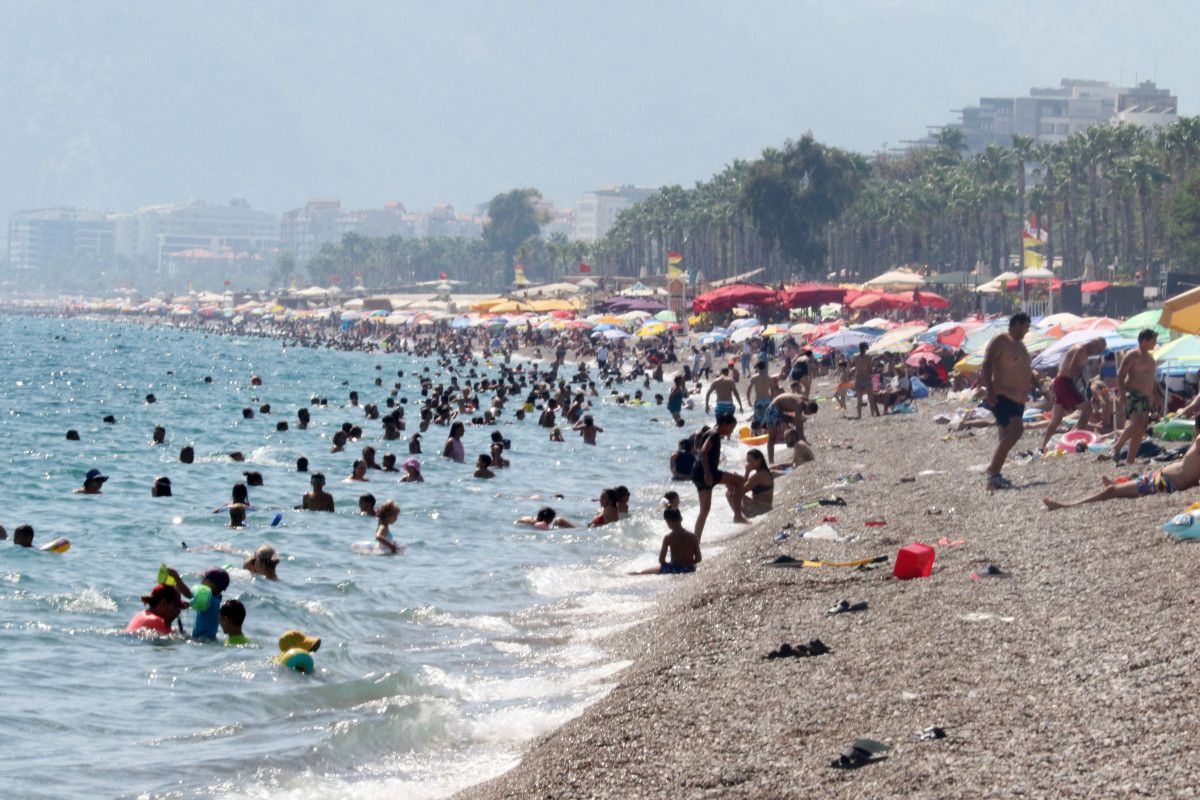 Antalya Yazı Kasım Sonuna Kadar Sürerken Konyaaltı'nda Gündem: Deniz, Sıcak ve Tehlikeli Atlayışlar