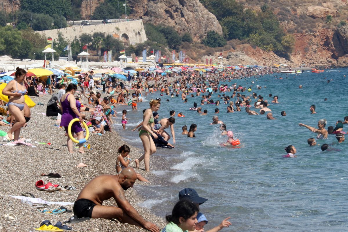 Antalya Yazı Kasım Sonuna Kadar Sürerken Konyaaltı'nda Gündem: Deniz, Sıcak ve Tehlikeli Atlayışlar