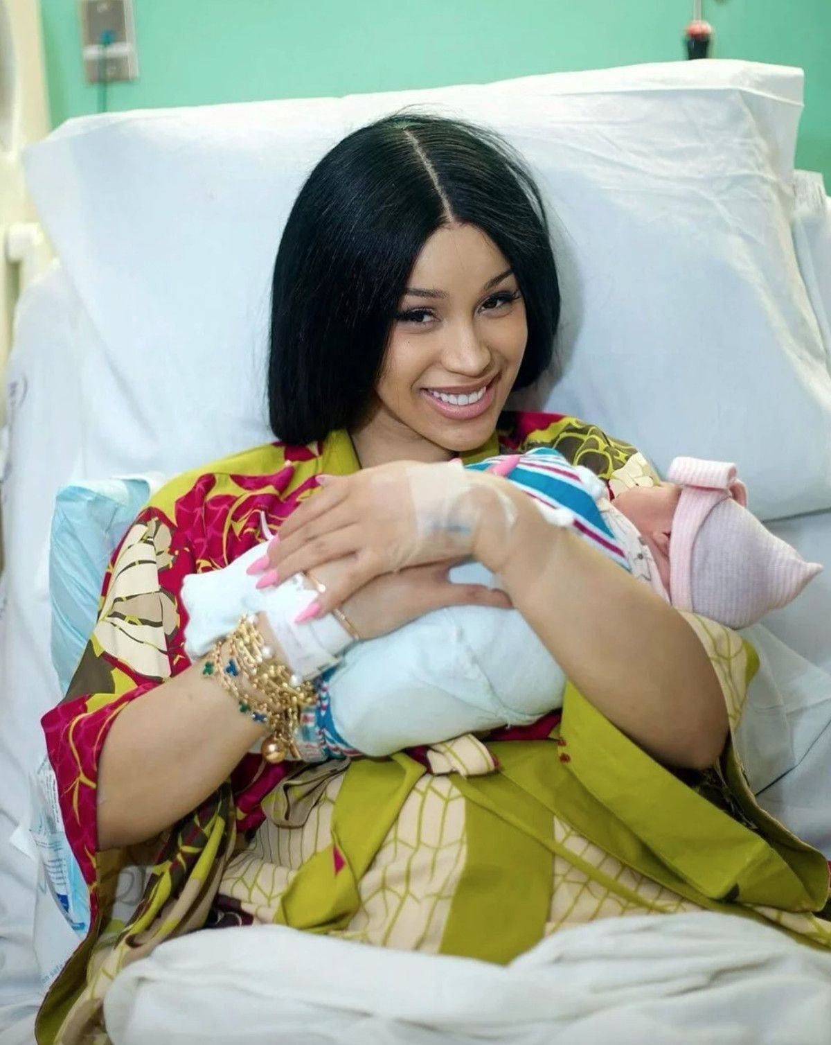 Cardi B’nin Yeni Aşkı ve Dördüncü Hamilelik İddiası: Evlilikten Boşanmaya Uzanan Güncel Gündem