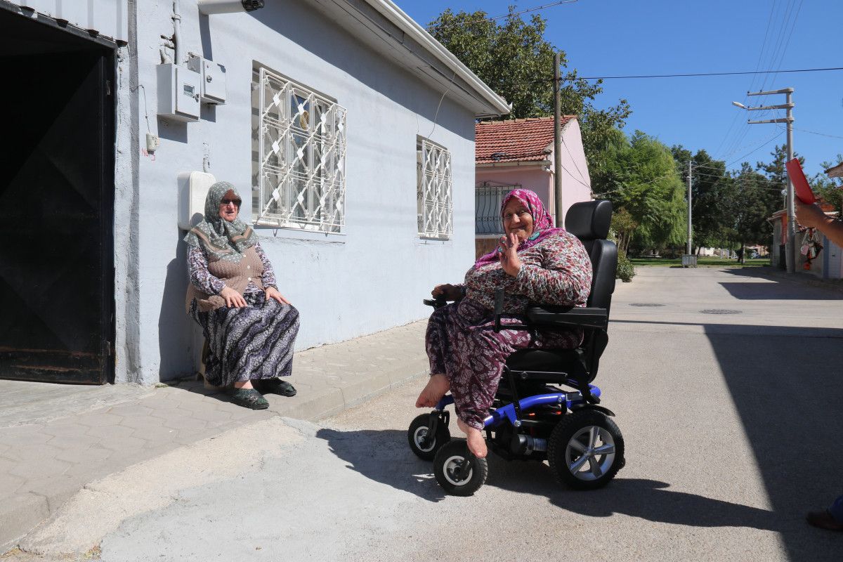 Tepebaşı’nda Engelleri Aşan Destek: Zeynep İçen’e Yeni Akülü Tekerlekli Sandalye ve Rampayla Ulaşım Kolaylığı