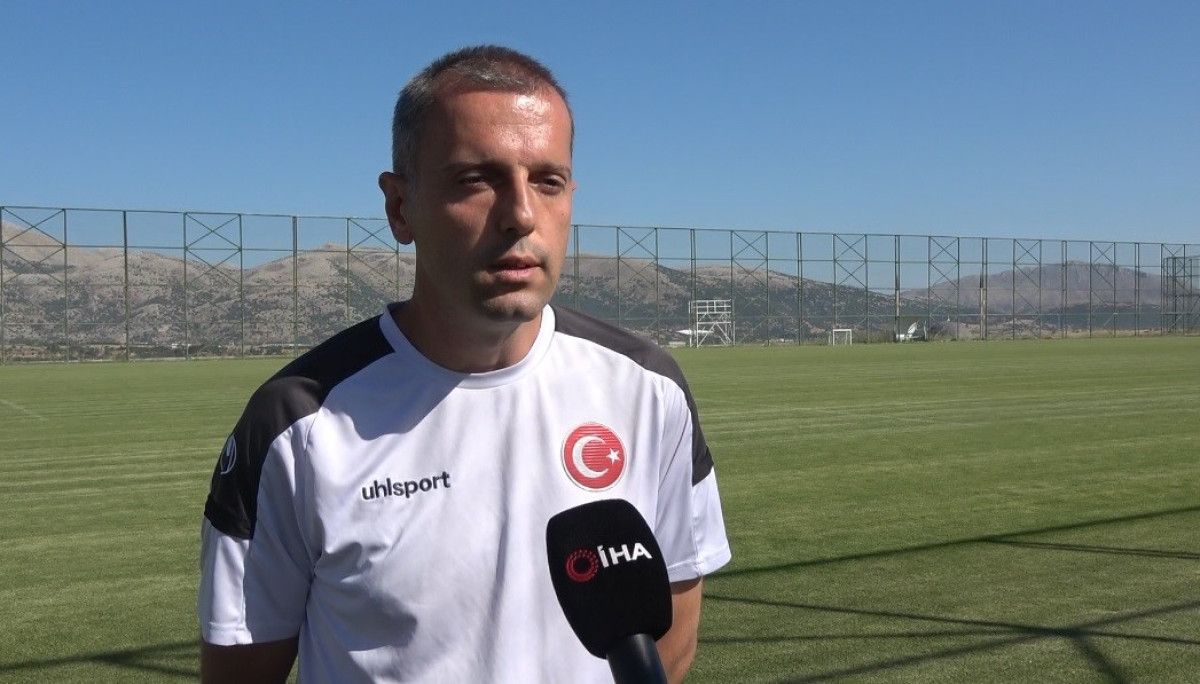 İşaret Diliyle Köprü Kuran Milli Takım Destekçisi: Okan Kurt'in Hikayesi