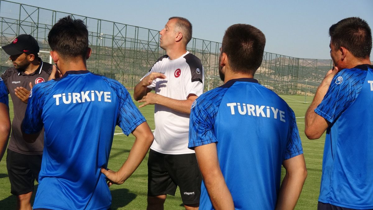 İşaret Diliyle Köprü Kuran Milli Takım Destekçisi: Okan Kurt'in Hikayesi