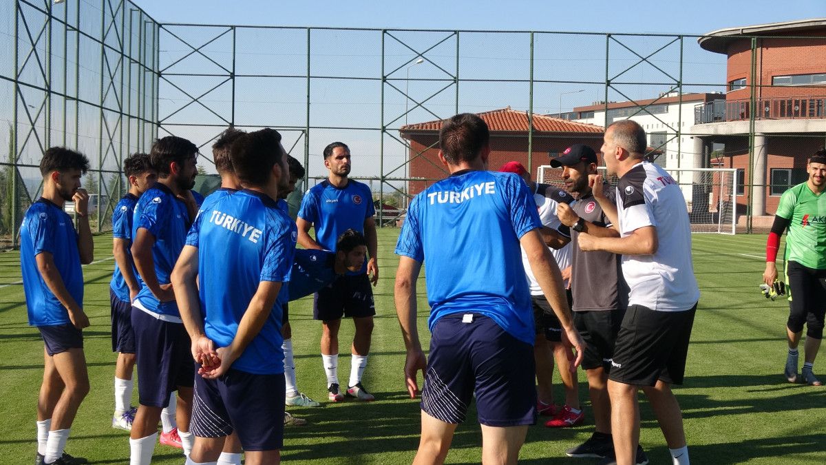 İşaret Diliyle Köprü Kuran Milli Takım Destekçisi: Okan Kurt'in Hikayesi