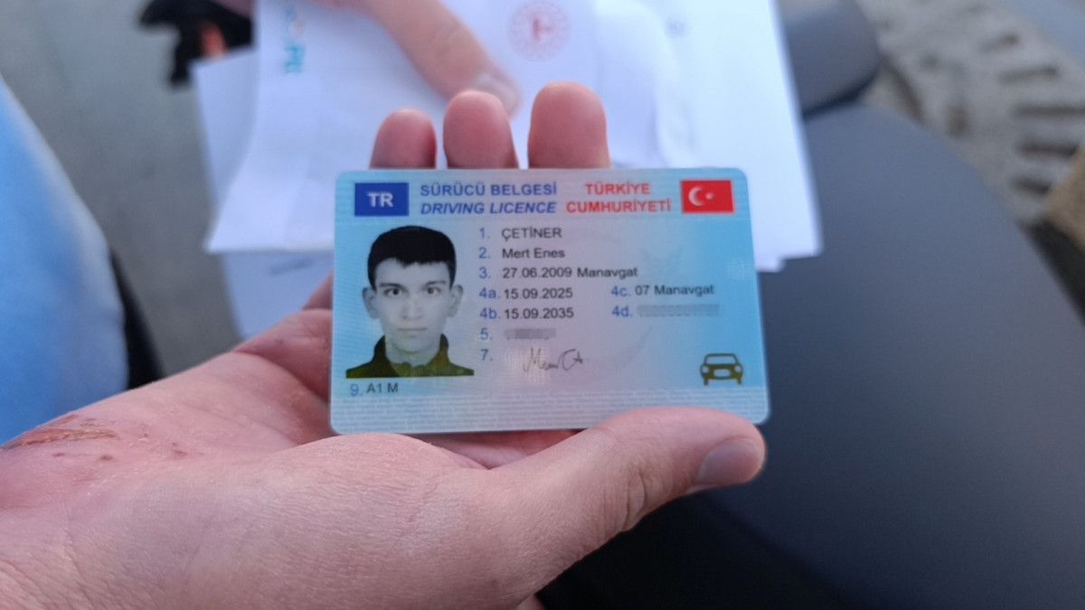 Mert Enes Çetiner'in Ehliyet sevincine yolculuk: Kargo şubesinden alınan sürüş belgesi