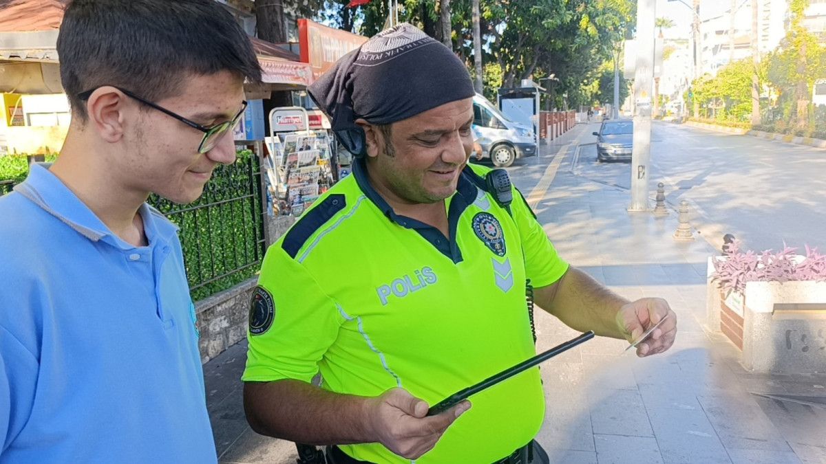 Mert Enes Çetiner'in Ehliyet sevincine yolculuk: Kargo şubesinden alınan sürüş belgesi