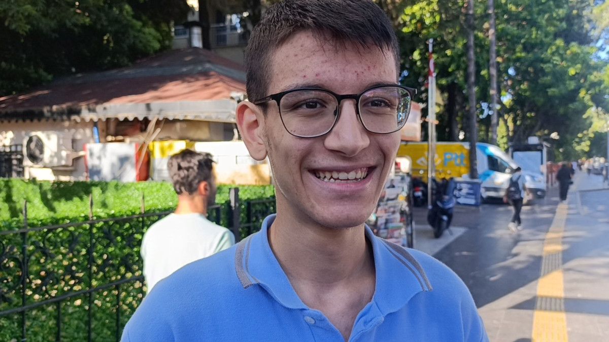 Mert Enes Çetiner'in Ehliyet sevincine yolculuk: Kargo şubesinden alınan sürüş belgesi