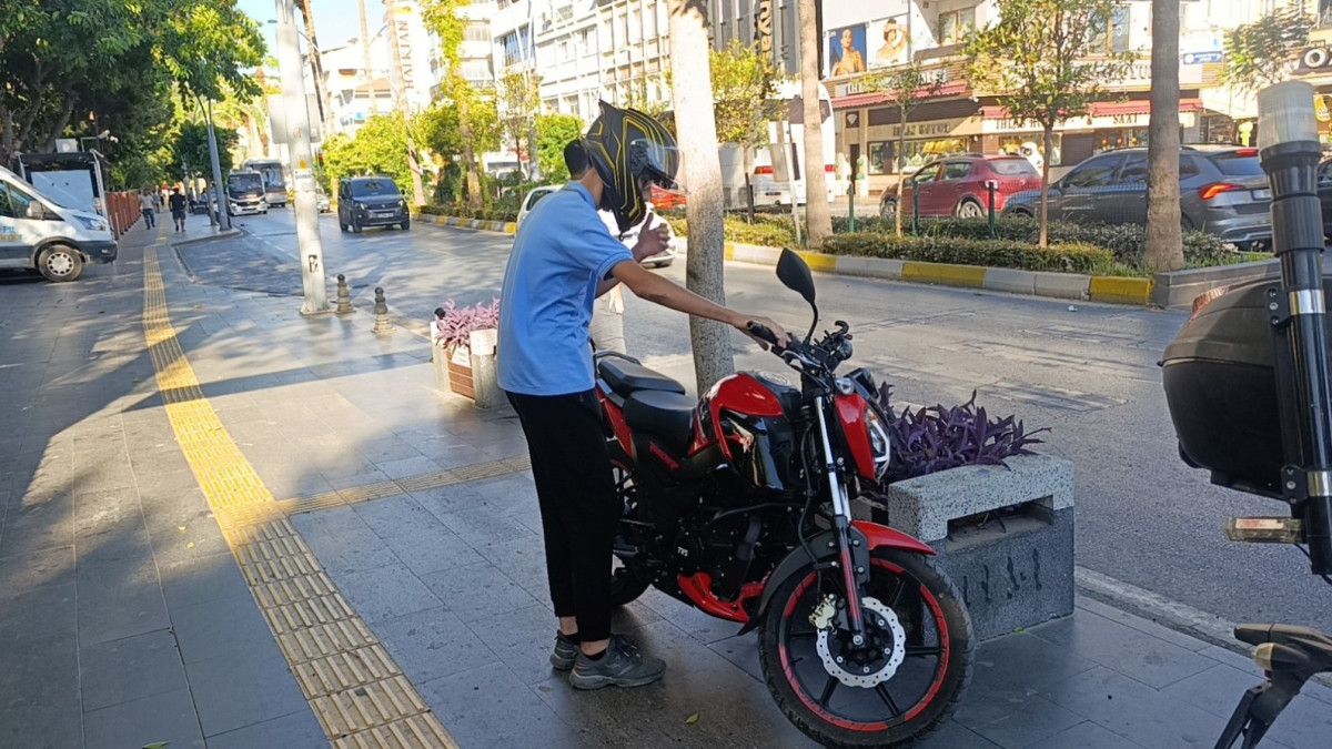 Mert Enes Çetiner'in Ehliyet sevincine yolculuk: Kargo şubesinden alınan sürüş belgesi