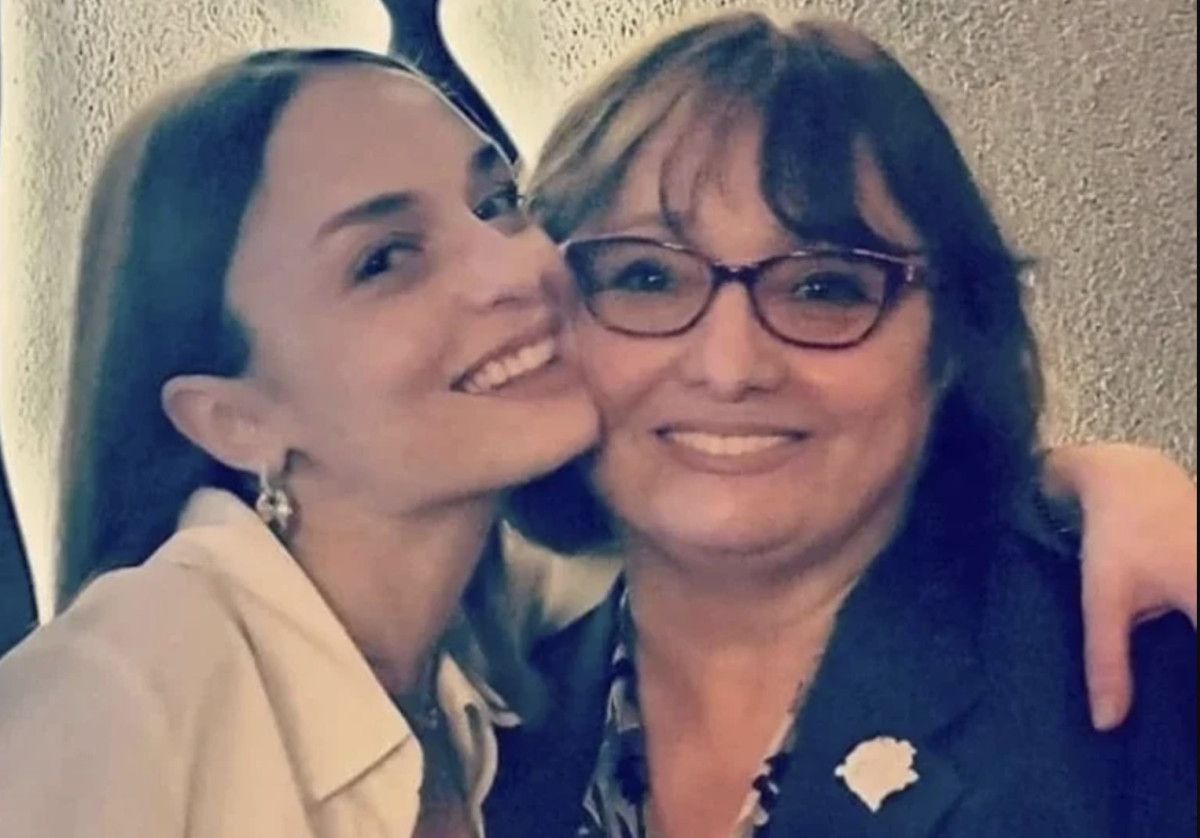 Geleneksel Aile Portresi: Nilperi Şahinkaya ve Annesinin Vefatı Üzerine Duygusal Anlar