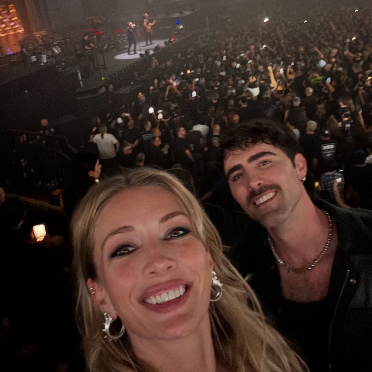 Yasemin Kay Allen: Sahnedeki Enerji ve Konser Şıklığıyla Gündemde